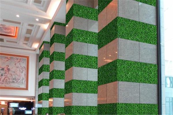 室內(nèi)塑料綠植裝飾的柱子
